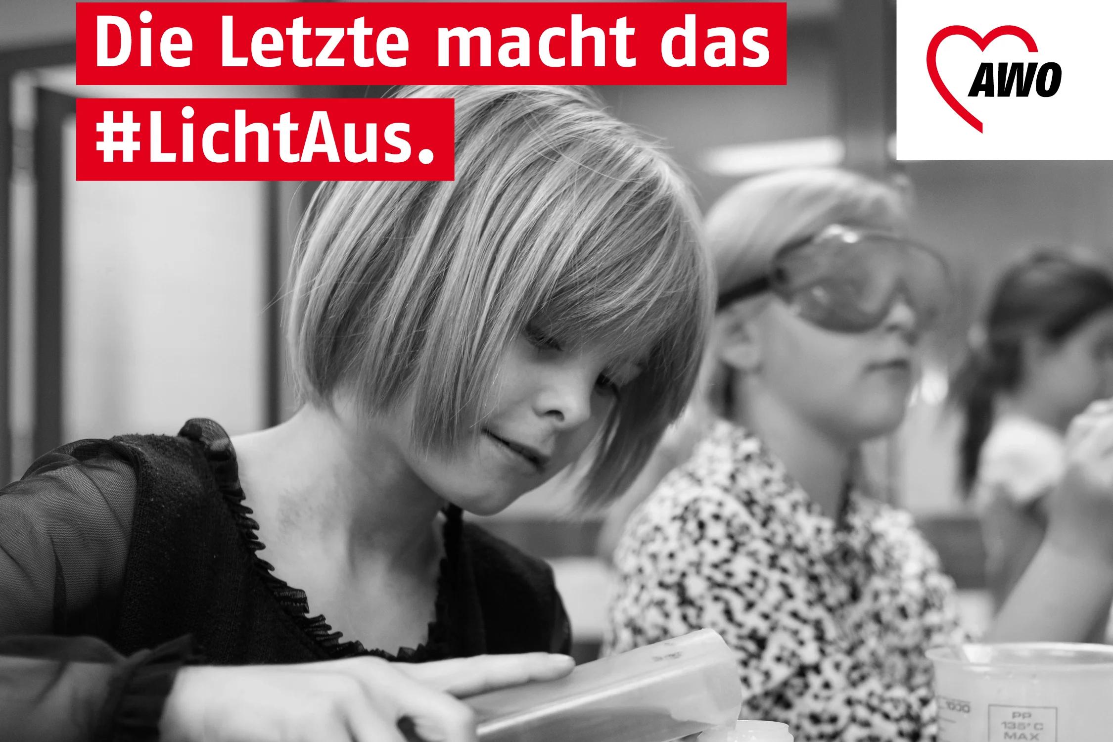 Das Foto zeigt forschende Kinder und den Text: Die Letzte macht das #lichtaus