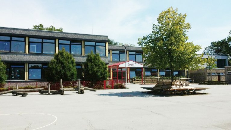 Schulgebäude und Schulhof der Lerche