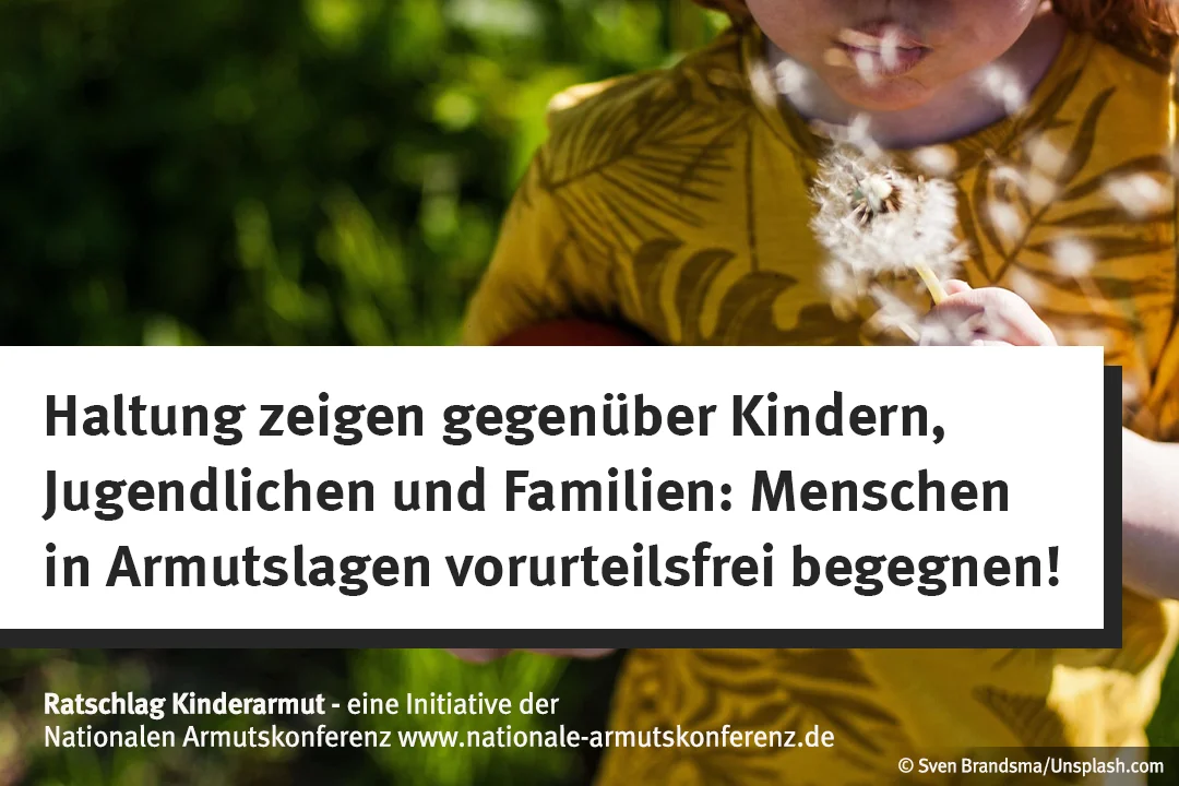Das Foto zeigt ein Kind mit einer Pusteblume und den Text "Haltung zeigen gegenüber Kinder, Jugendlichen und Familien: Menschen in Armutslagen vorurteilsfrei begegen!