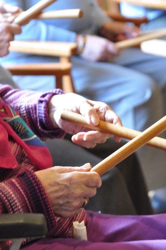Das Foto zeigt Senior*innen beim Musizieren mit Stöckern