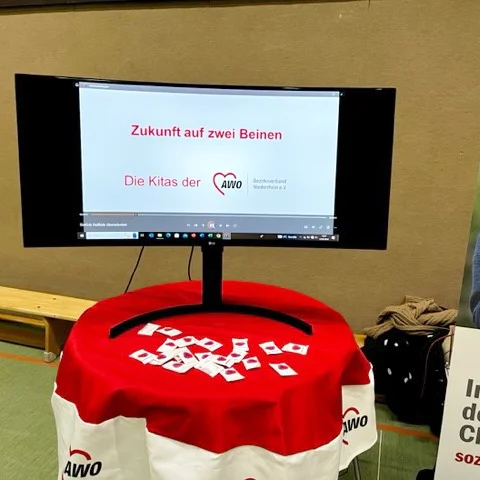 Das Foto zeigt einen Bildschirm vom Messestand