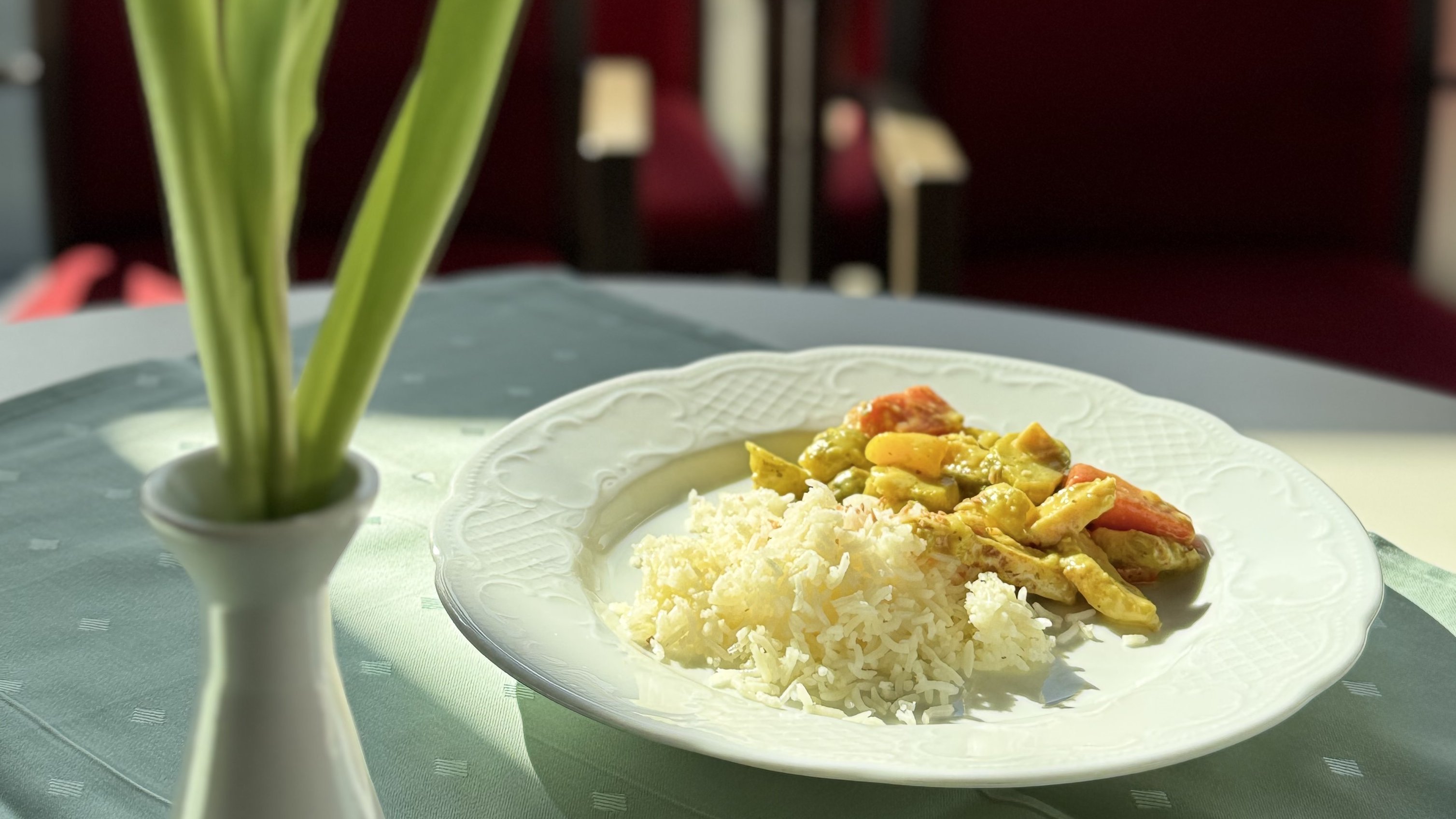 Das Bild zeigt das liebevoll angerichtete Essen auf dem Tisch mit frühlingshafter Deko.