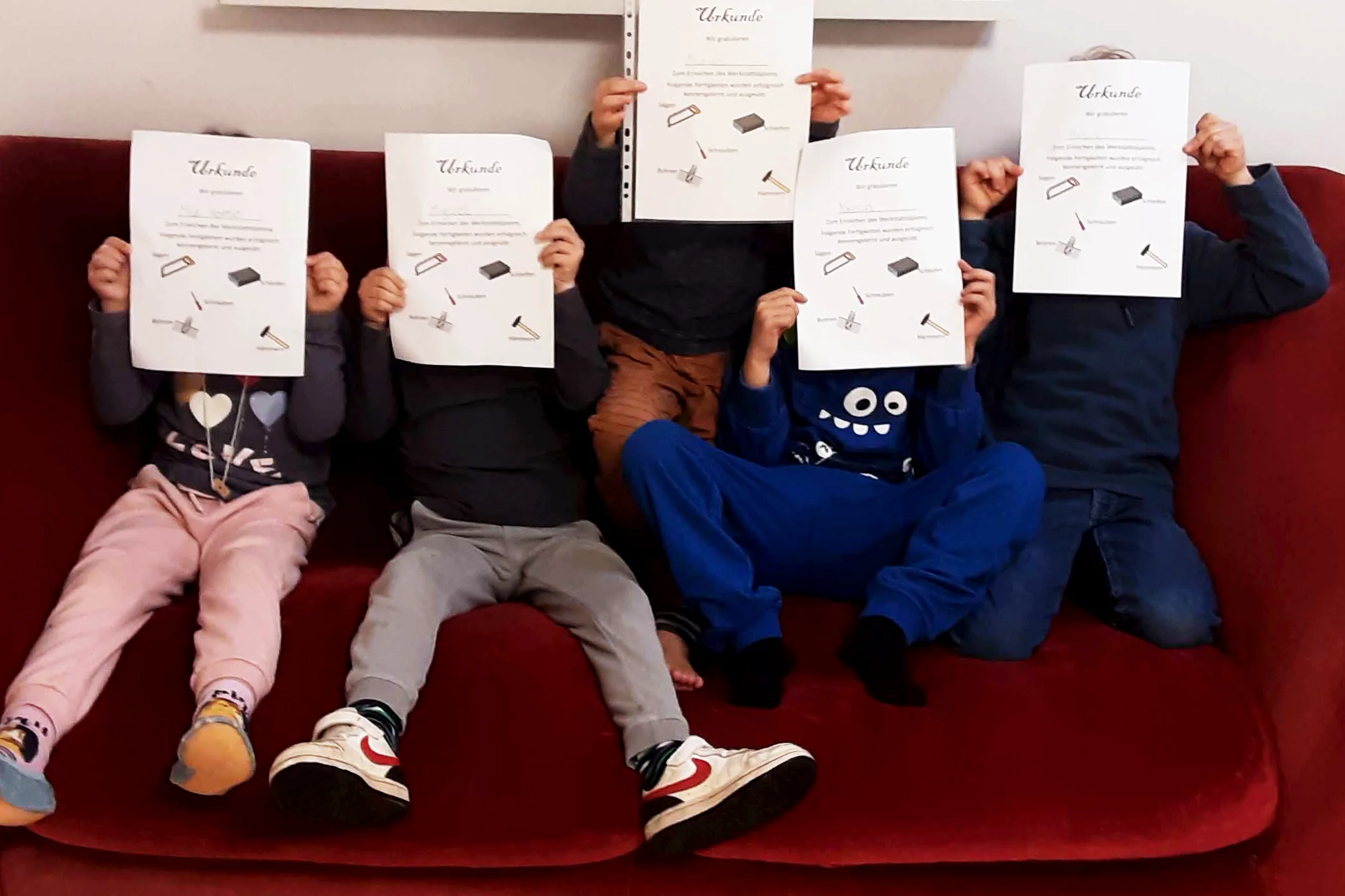 Das Foto zeigt Kinder mit dem Handwerkerdiplom