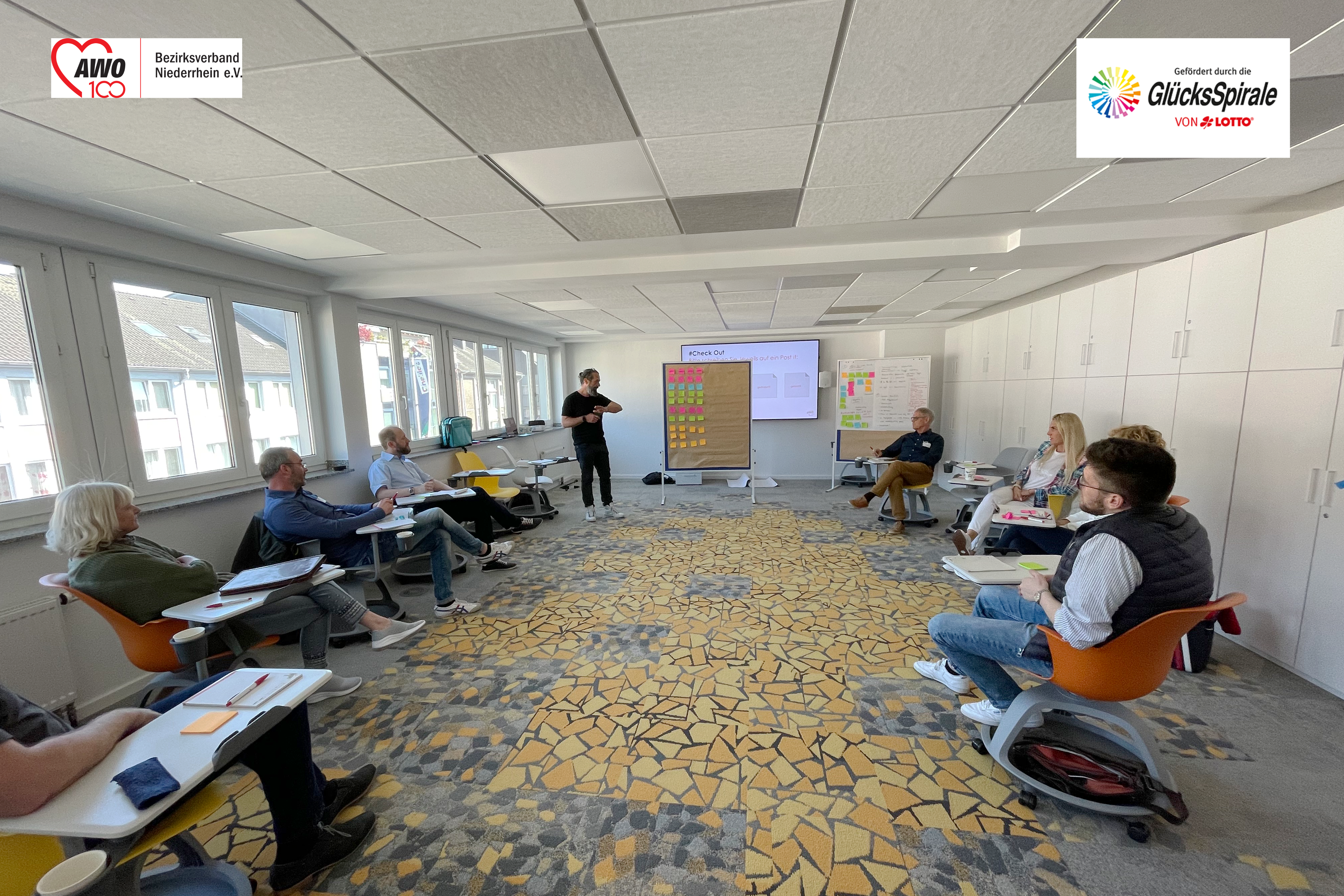 Das Foto zeigt Teilnehmende des Ideenworkshops.