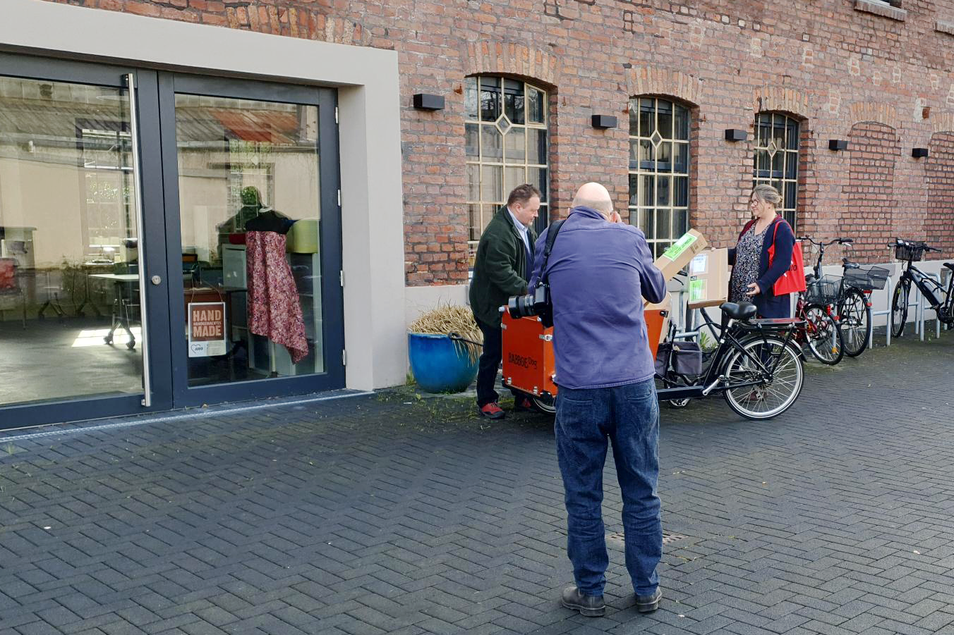 Das Foto zeigt die Fotoaufnahmen vor der Fabrik