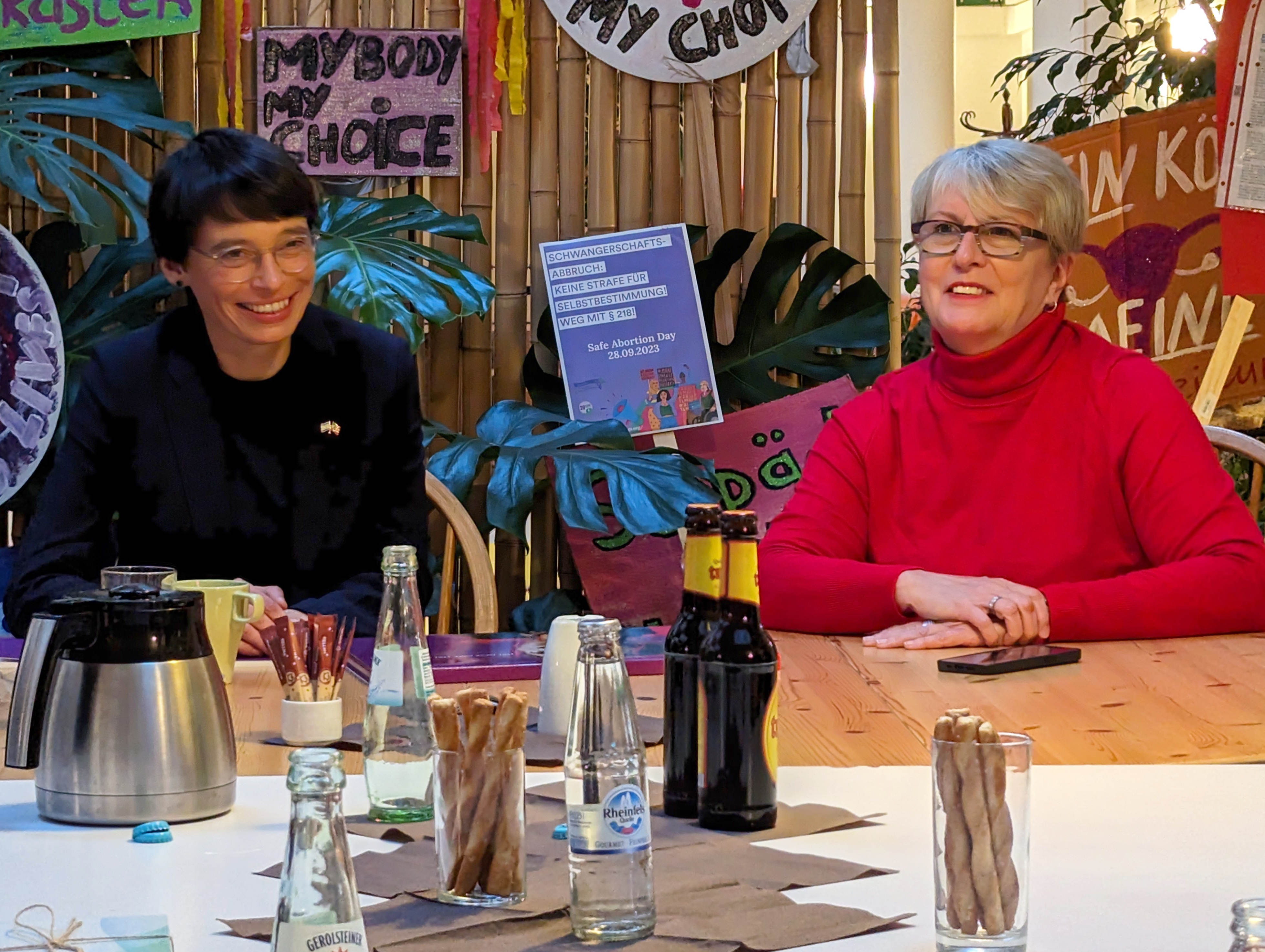 Das Foto zeigt Britta Altenkamp im Gespräch mit Josefine Paul