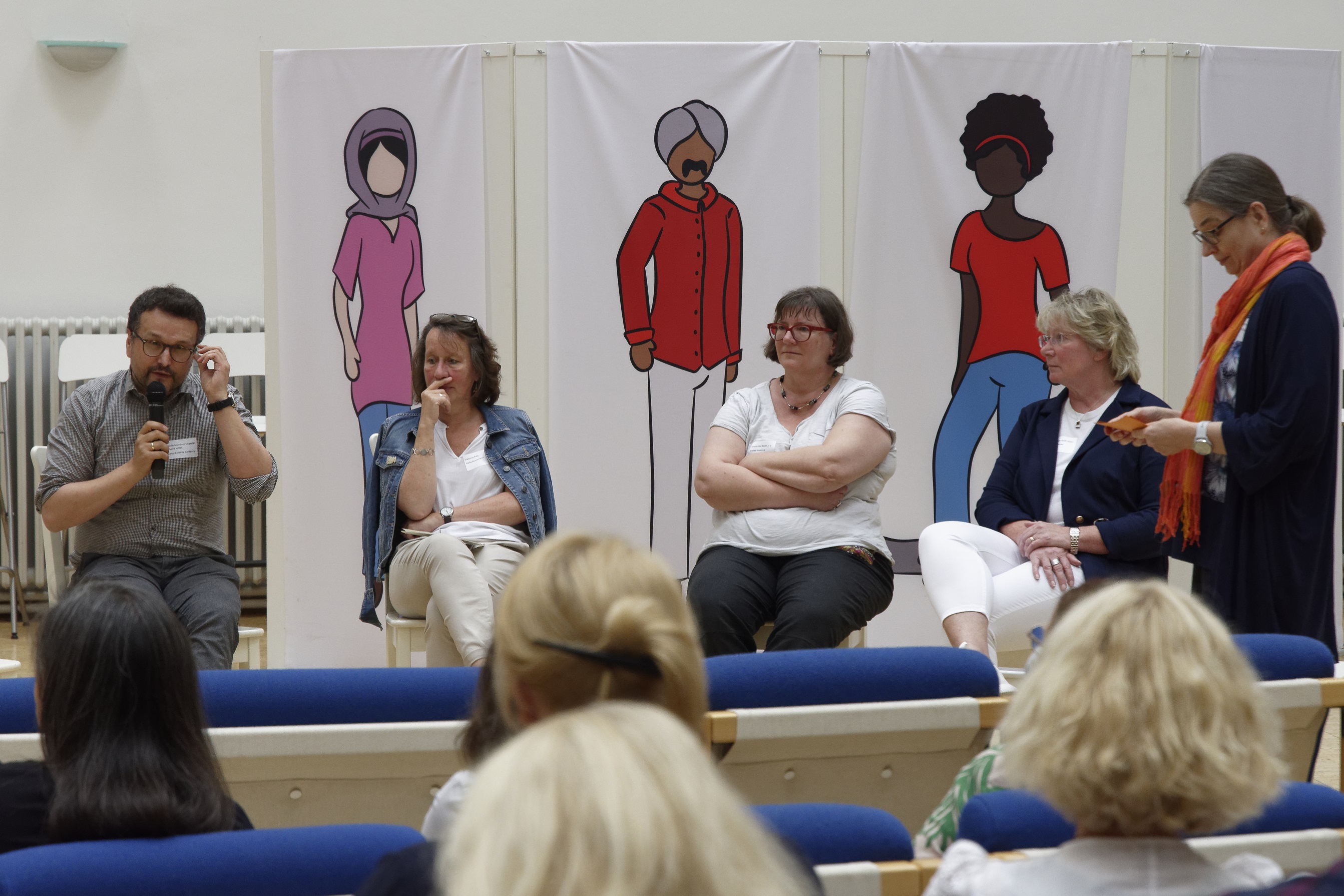 Das Foto zeigt die genannten Personen während der Podiumsdiskussion