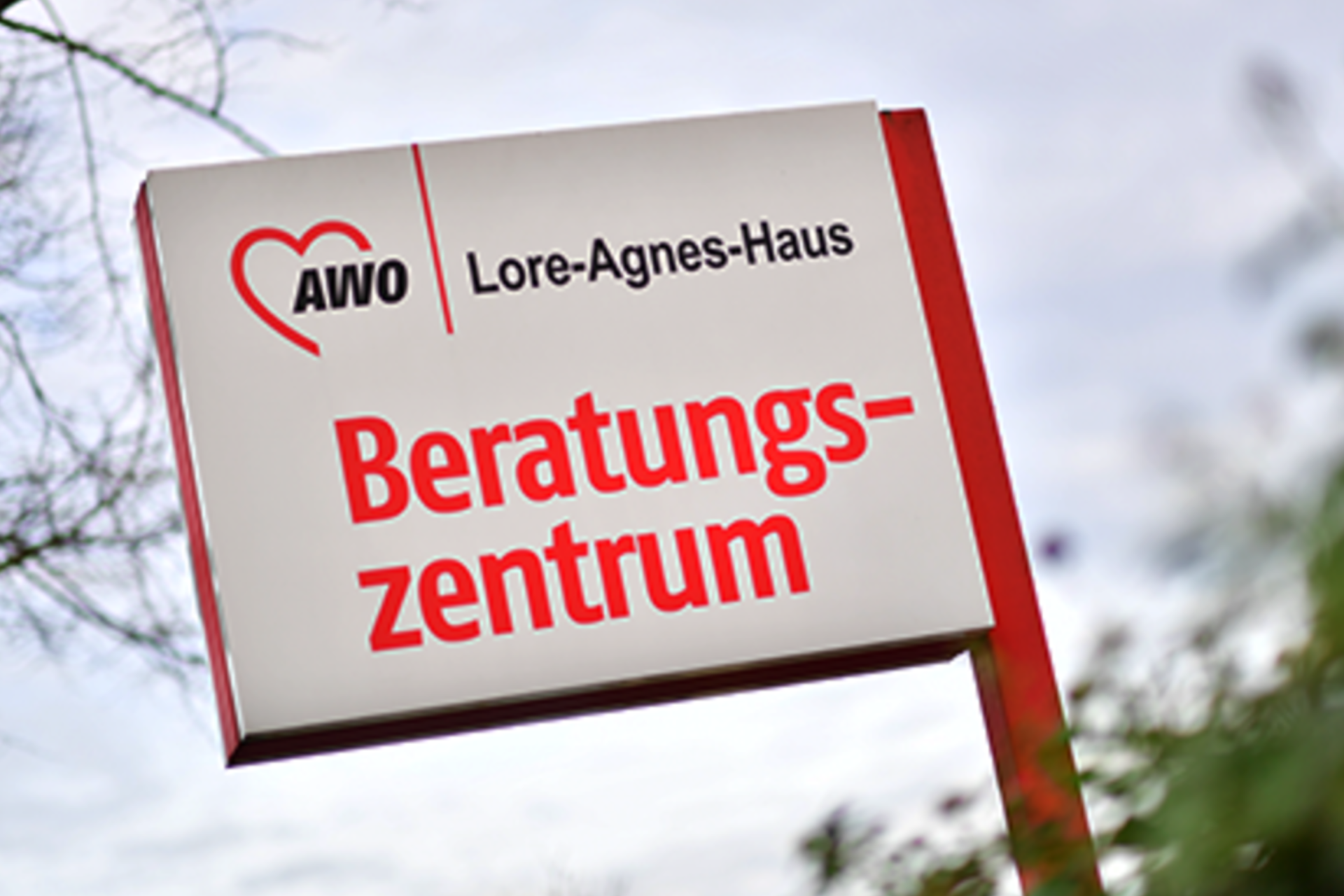 Das Foto zeigt ein Schild des AWO Lore-Agnes-Hauses