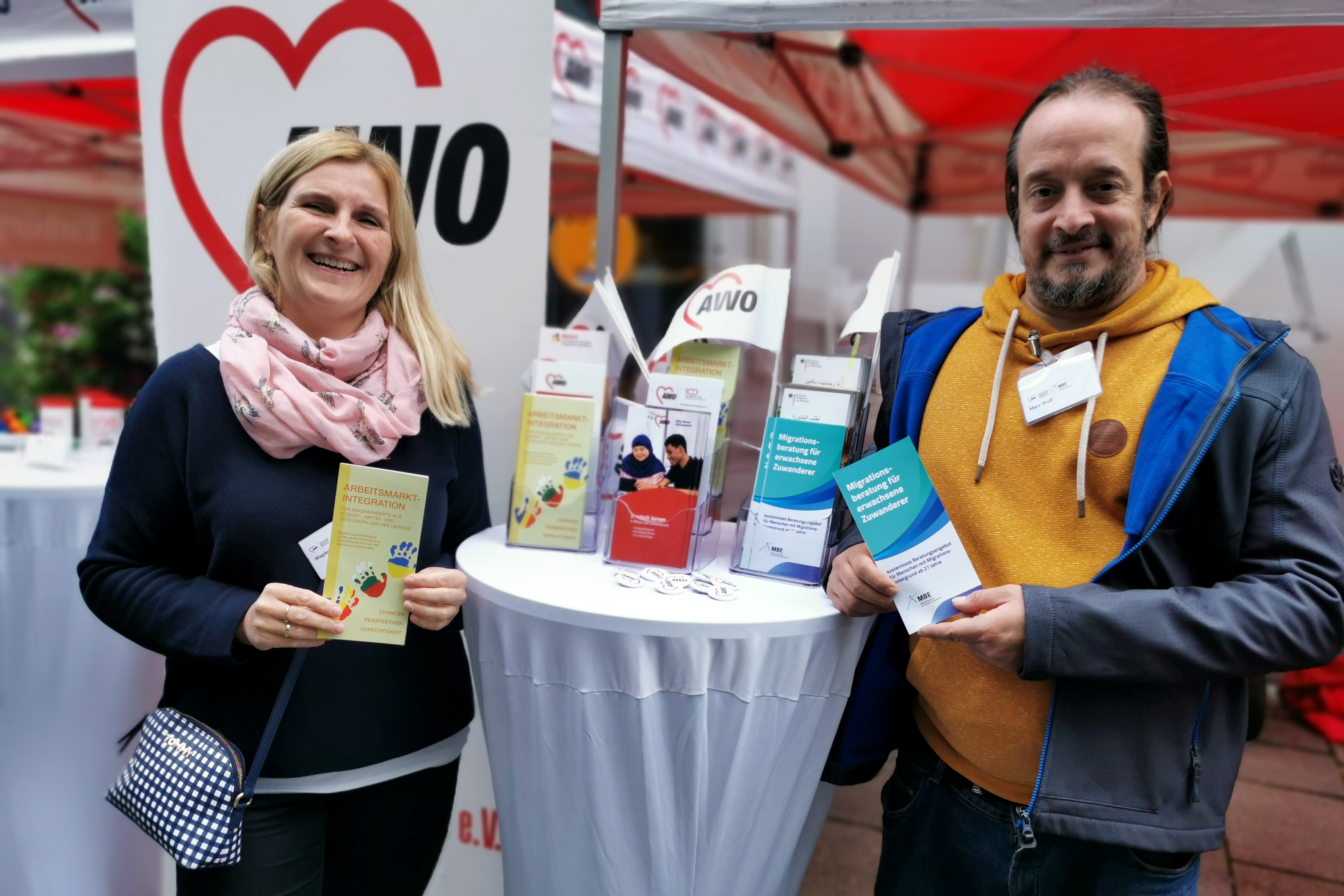 Das Foto zeigt die AWO Mitarbeitenden vor einem Informationsstand