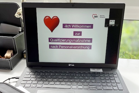 Das Foto zeigt ein Laptop mit einer Präsentation zum Start der Quali-Maßnahme