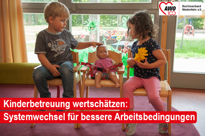 Das Foto zeigt zwei Kinder, die eine Puppe betreuen und die Aussage: Kinderbetreuung wertschätzen: Systemwechsel für bessere Arbeitsbedingungen.