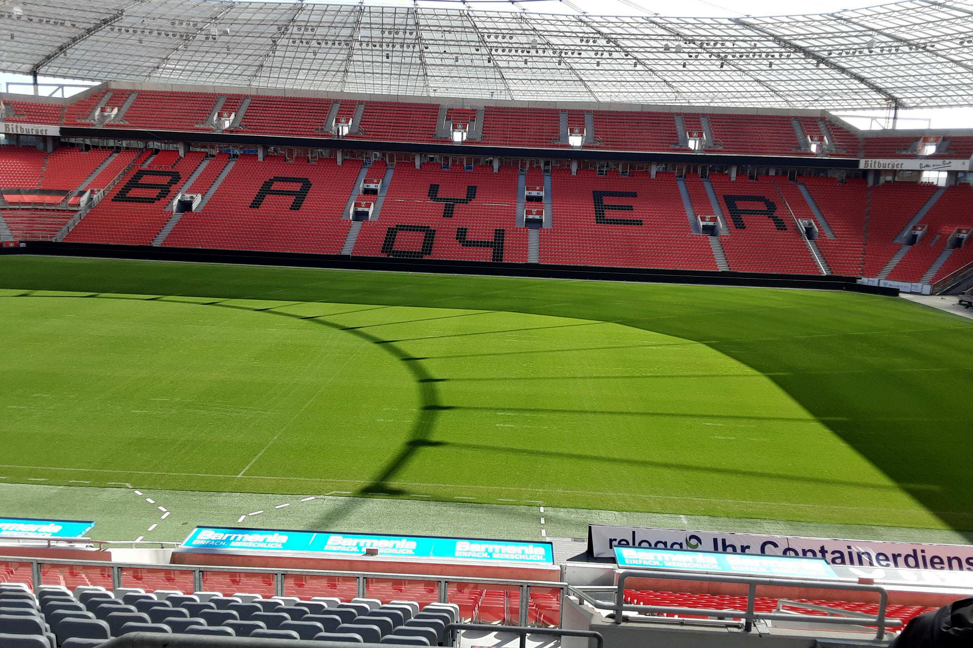 Das Foto zeigt die BayArena von Innen. 