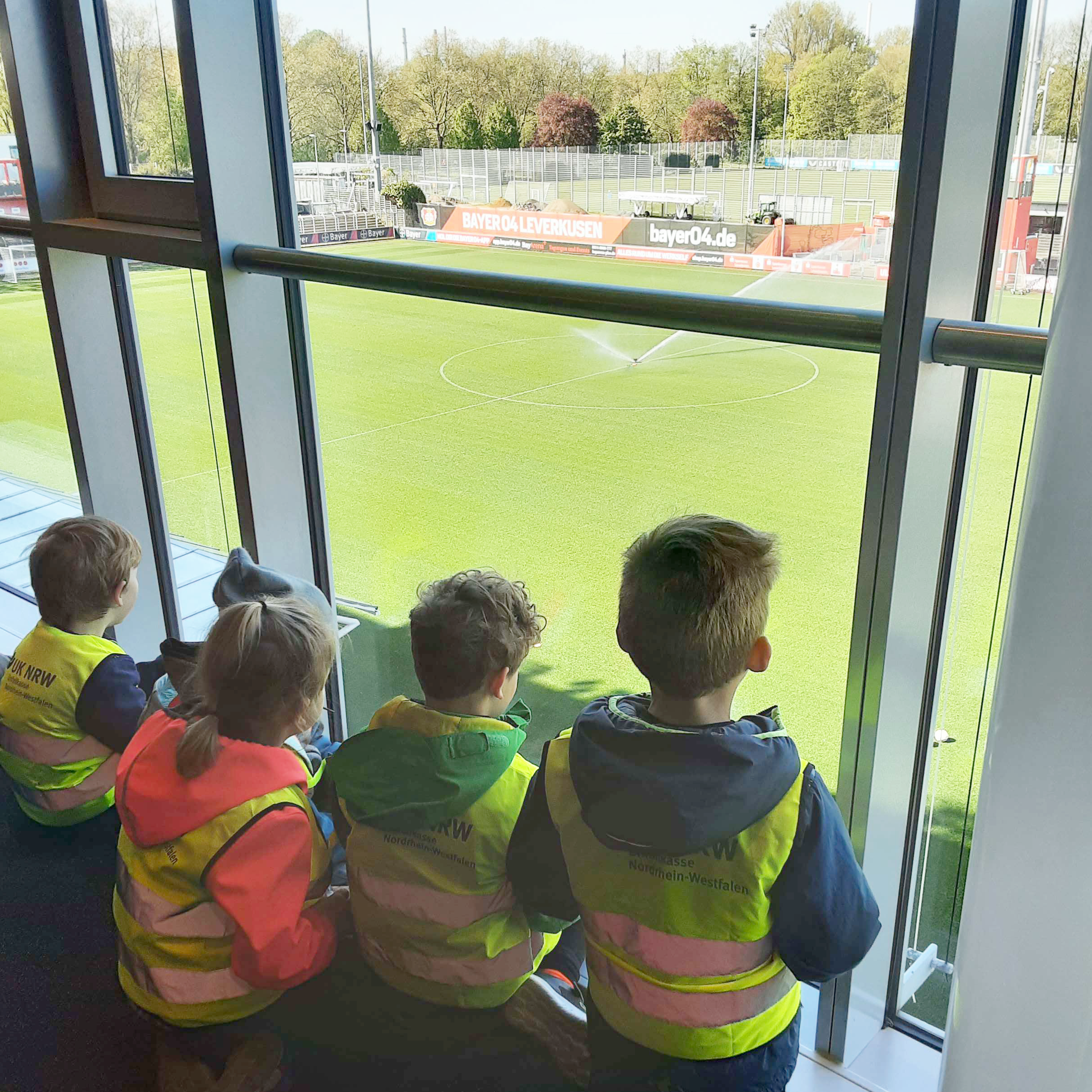 Das Foto zeigt die Kinder beim Zuschauen des Trainings