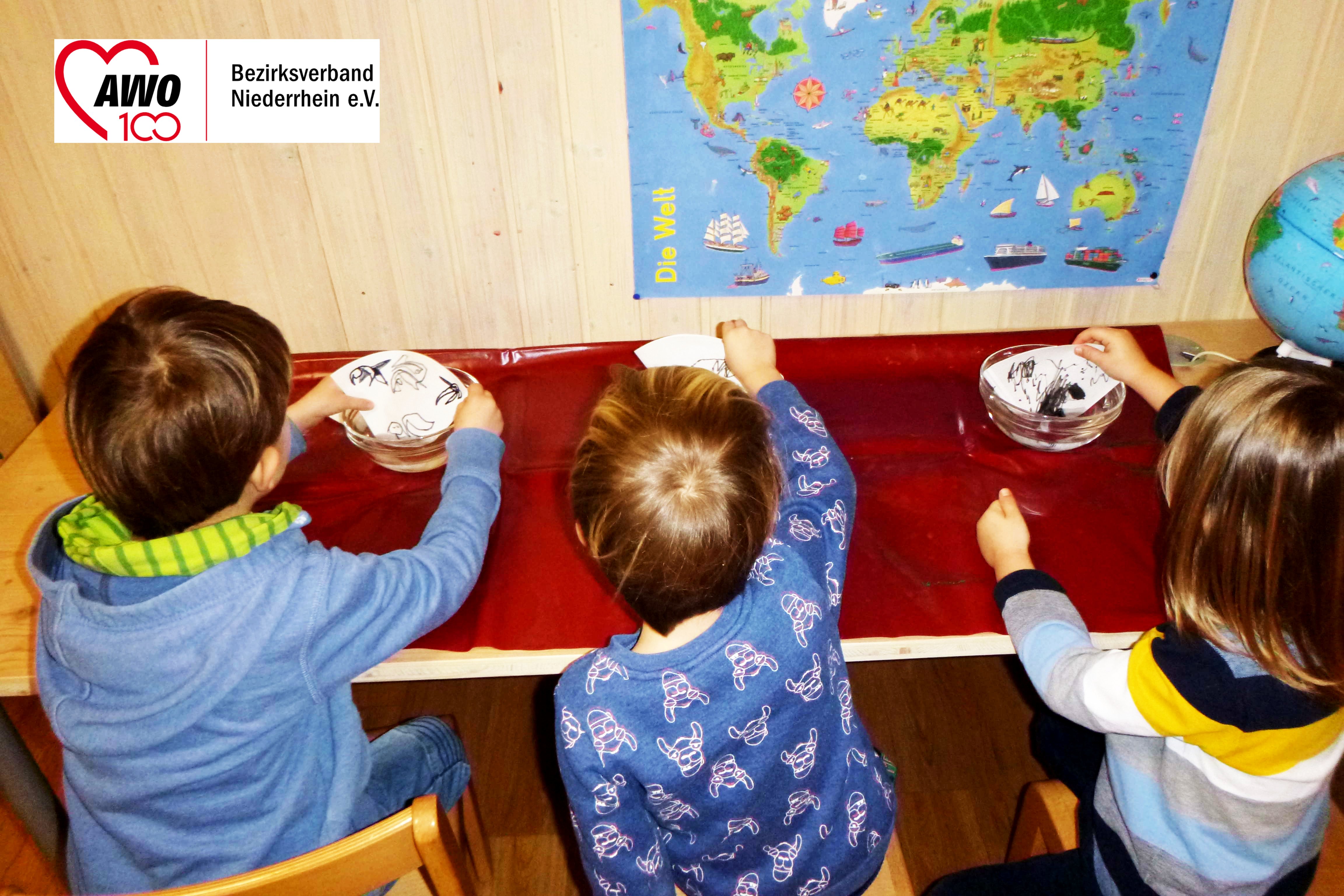 Das Foto zeigt die Kinder beim Experimentieren in der Kita.
