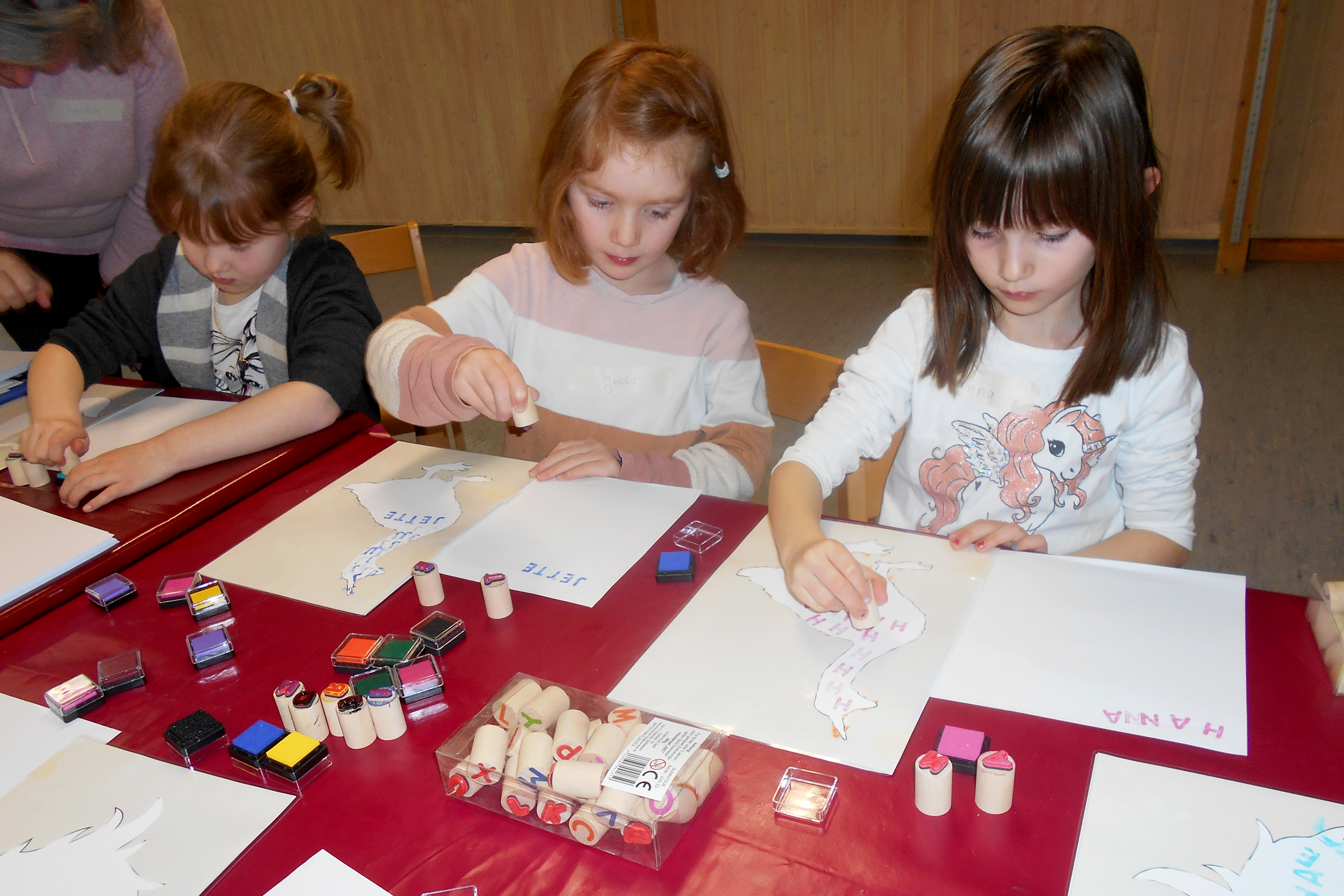Das Foto zeigt Kita-Kinder beim Gedichte verfassen