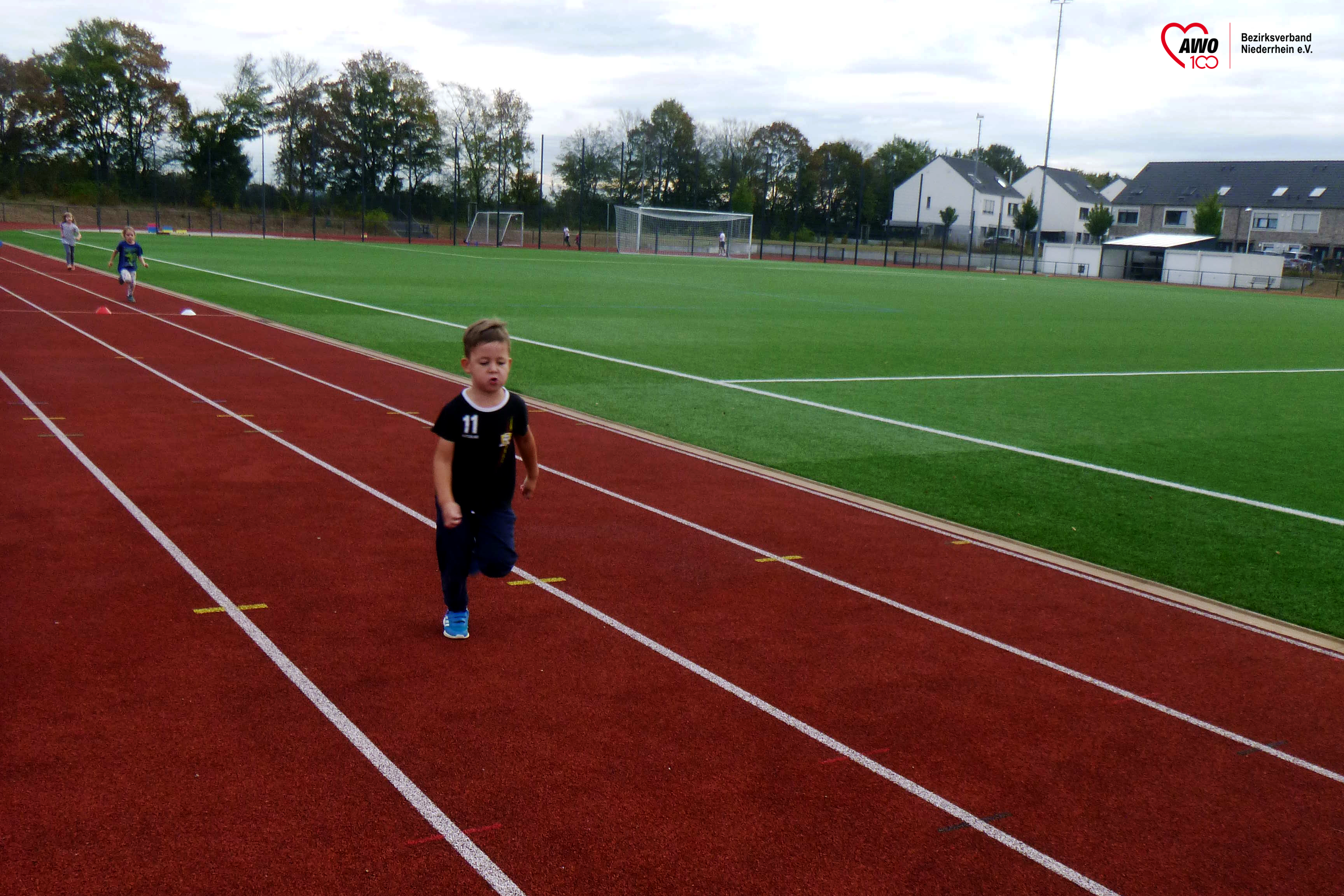 Das Foto zeigt einen Jungen beim Sprint-Wettbewerb