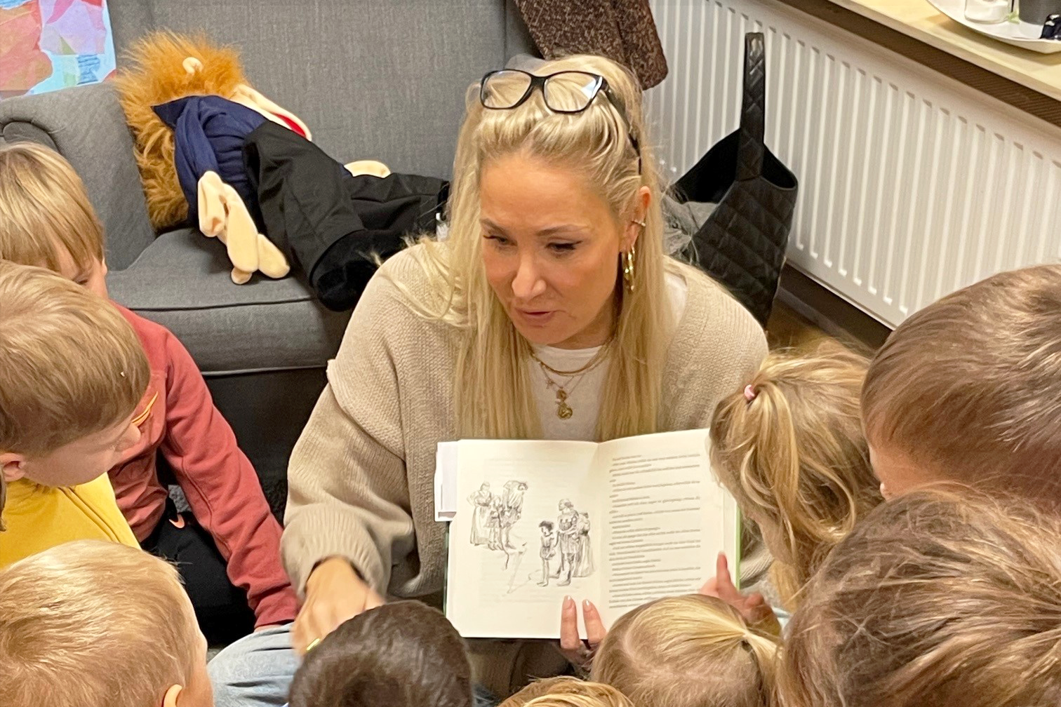 Das Foto zeigt Janine Kunze beim Vorlesen.