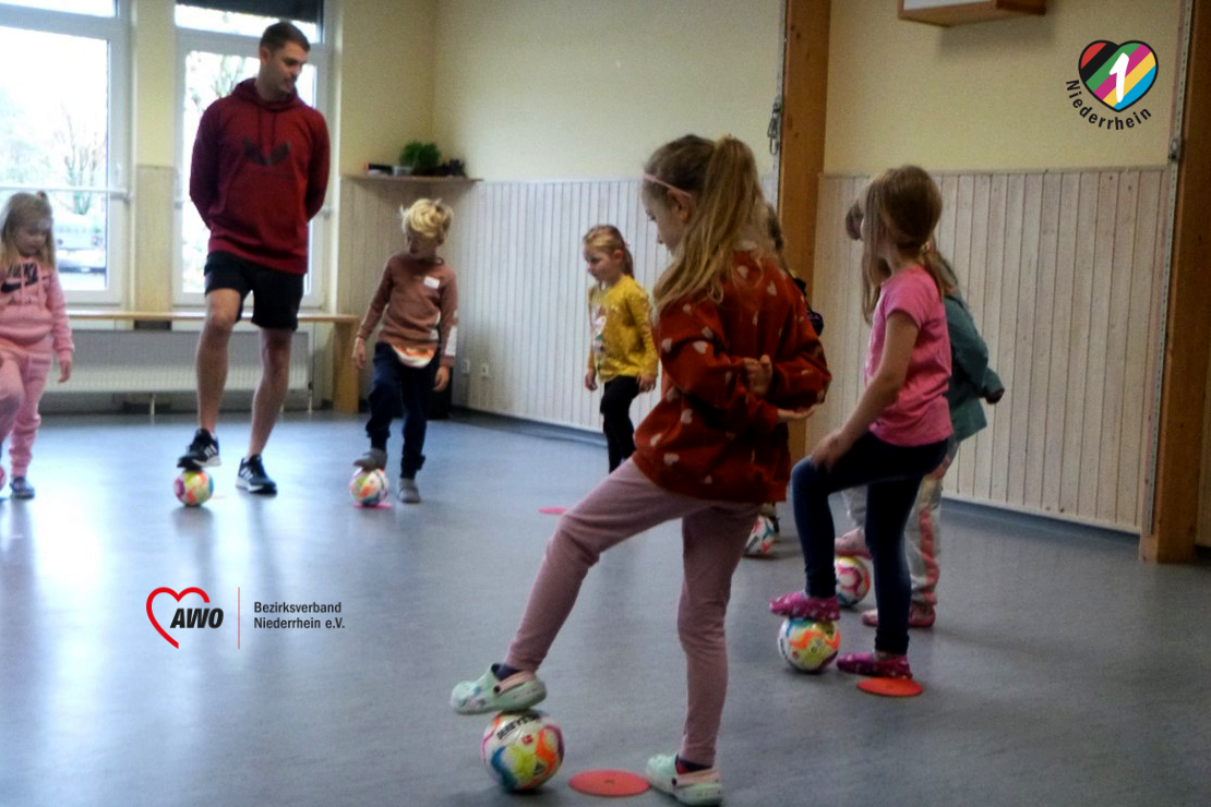 Das Foto zeigt die Kinder bei der Ballgewöhnung