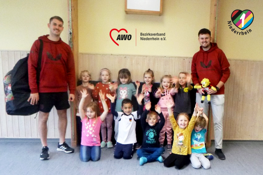 Das Foto zeigt ein Gruppenbild der Kinder mit den Trainern