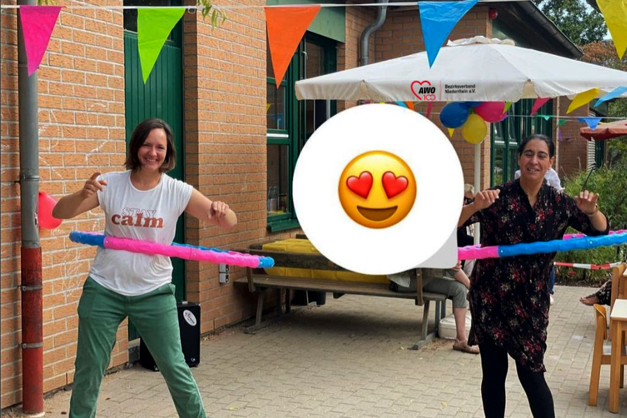 Das Foto zeigt Kita-Mitarbeiterinnen beim Hulahoop