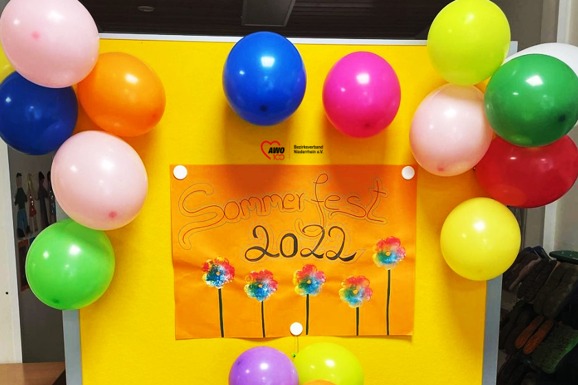 Das Foto zeigt das Willkommensplakat beim Sommerfest.