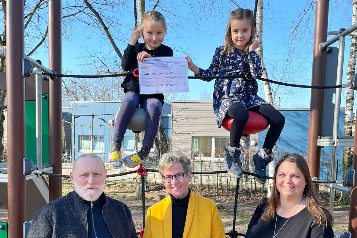 Das Foto zeigt die Spendenübergabe