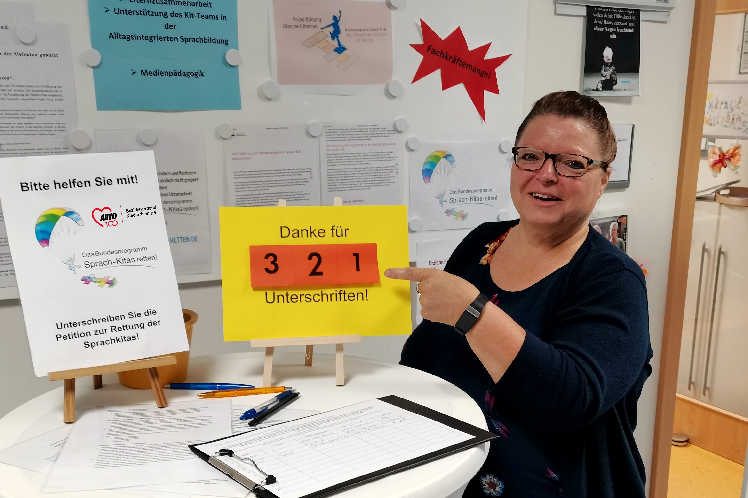 Das Foto zeigt Angelika Hunschede beim Sammeln der Unterschriften in der Kita