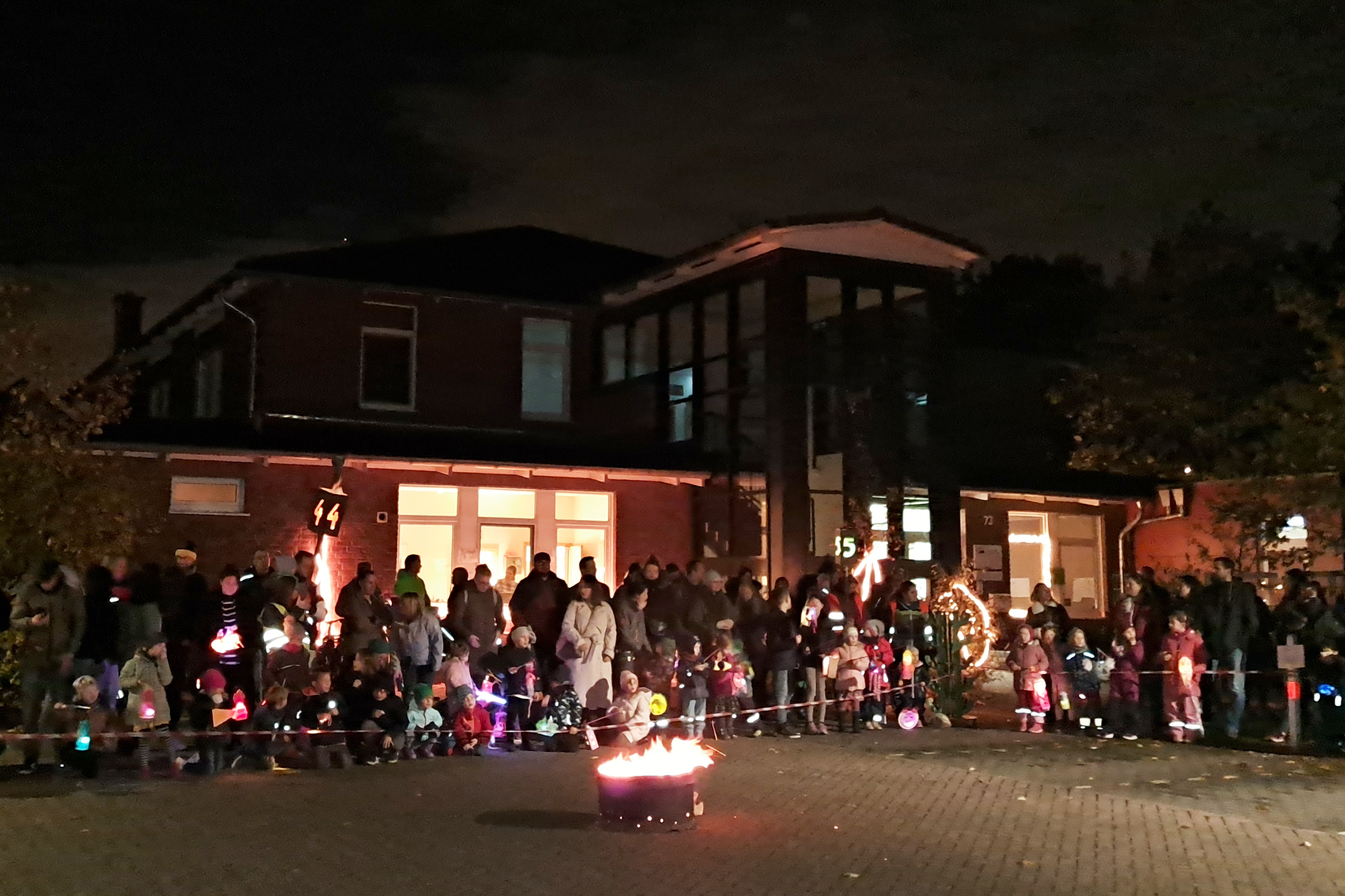 Das Foto zeigt Kinder und Feuer vor der Kita
