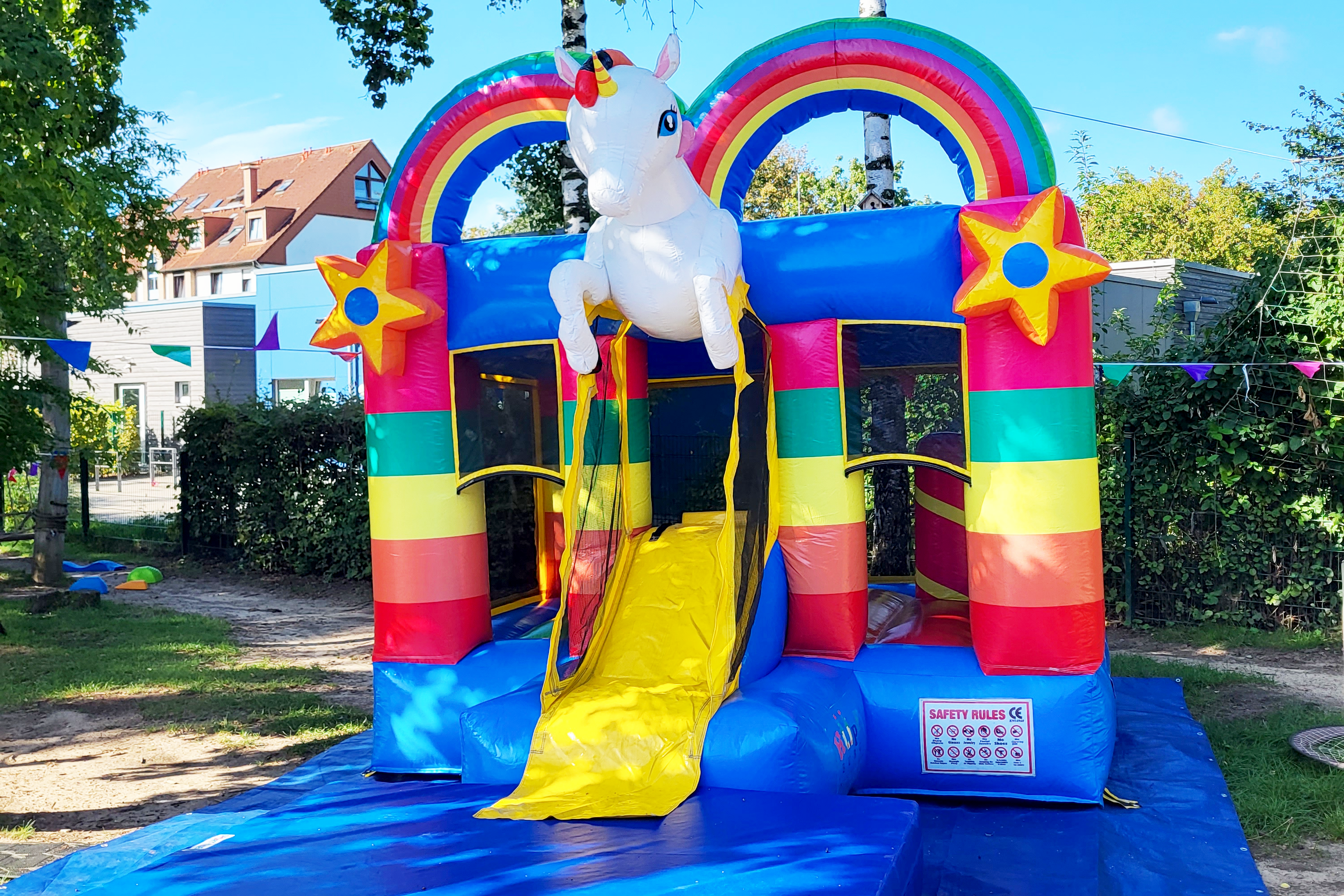 Das Bild zeigt eine Hüpfburg auf dem Außengelände