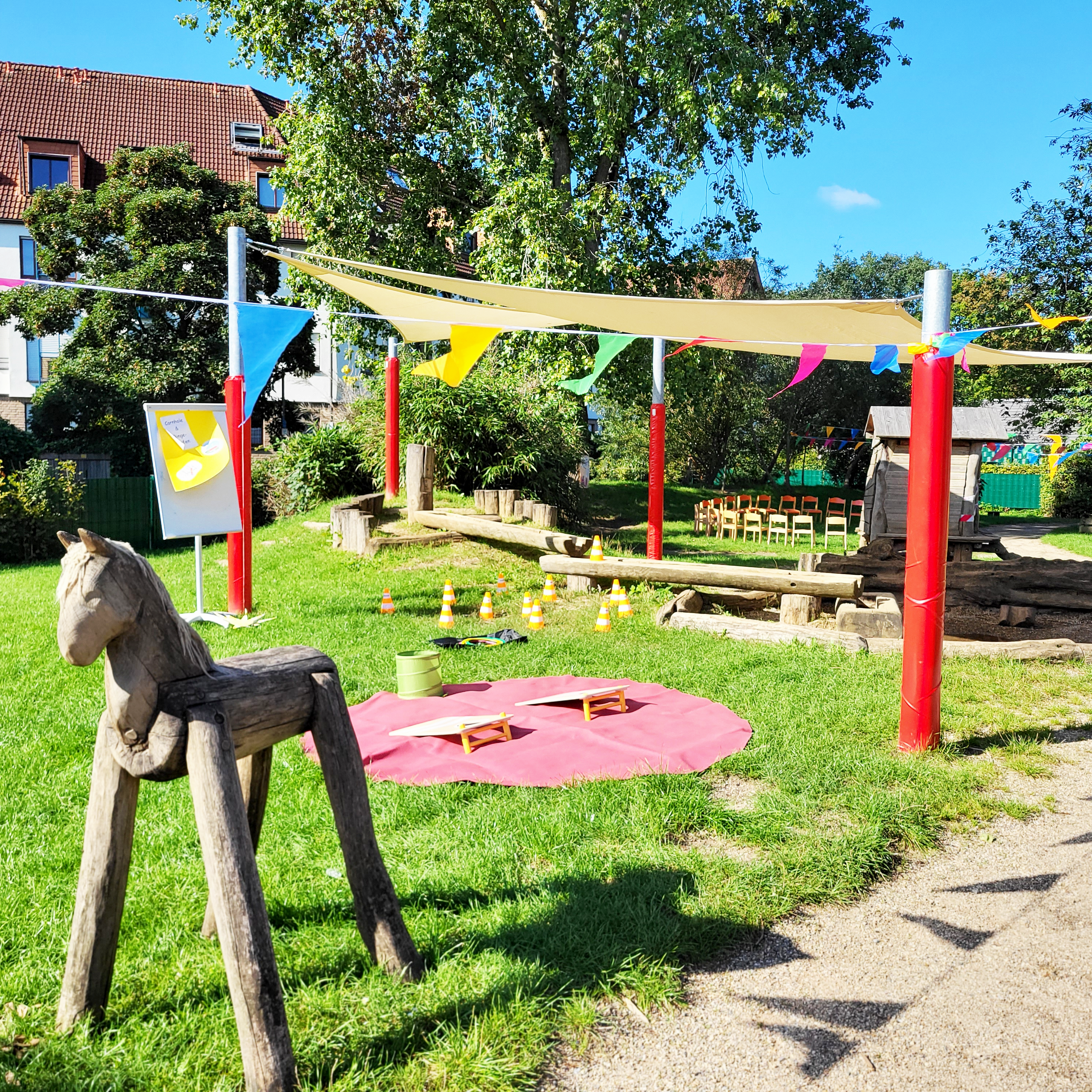 Das Foto zeigt das weitläufige Außengelände mit Spielgeräten