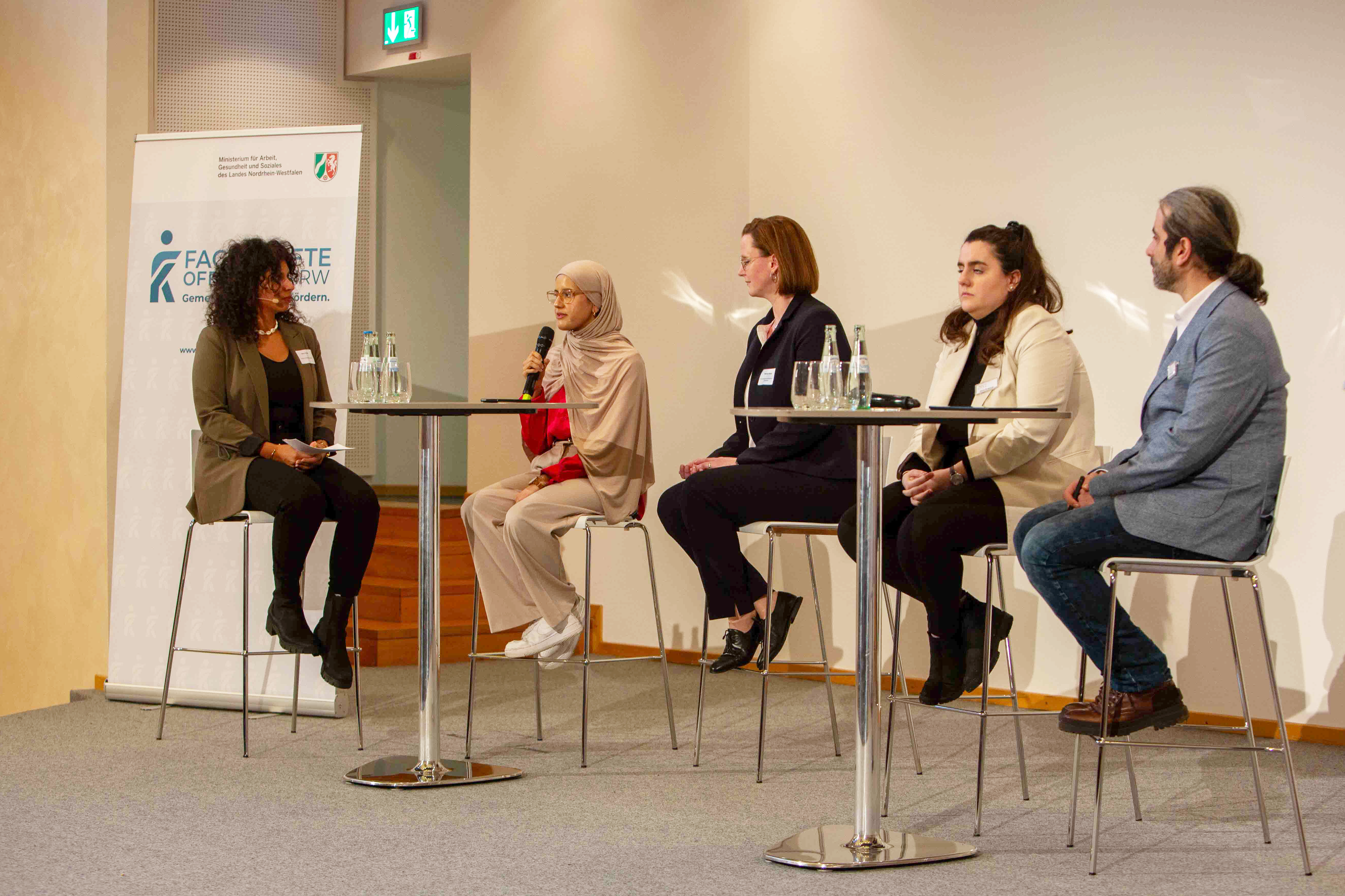 Das Foto zeigt die genannten Teilnehmenden bei der Podiumsdiskussion