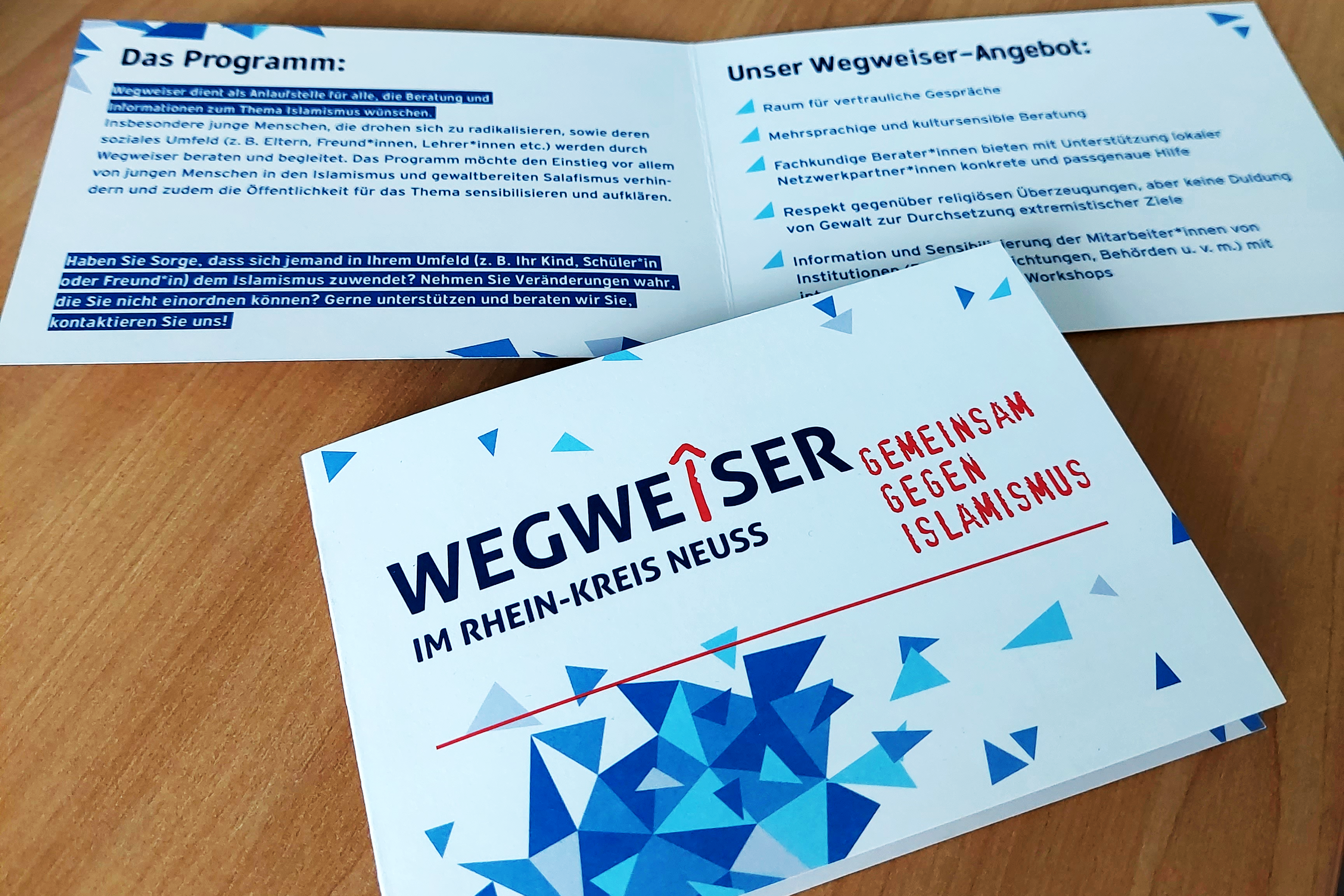 Das Foto zeigt eine Infobroschüre über Wegweiser im Rhein-Kreis Neuss