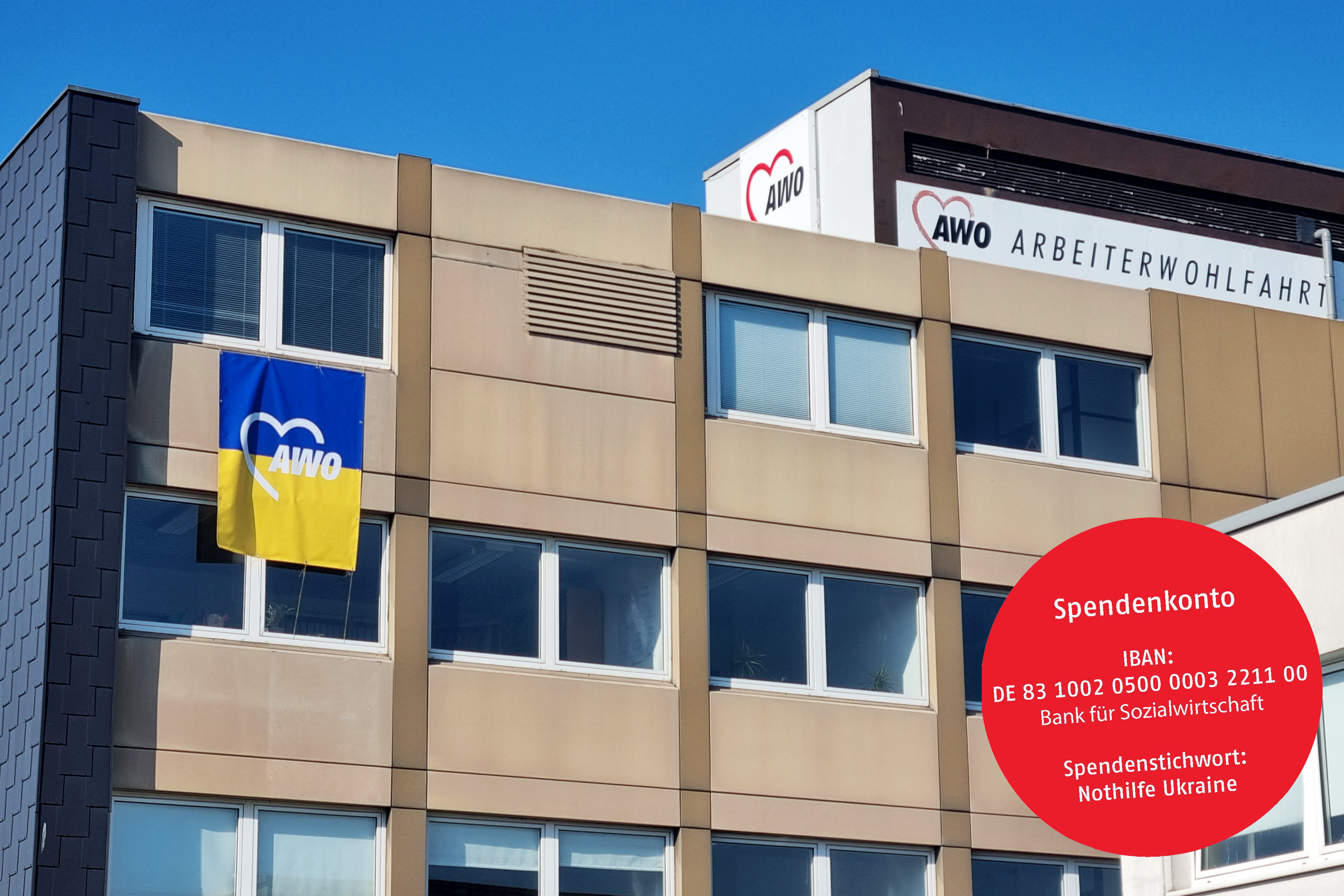 Das Foto zeigt ein Solidaritätsbanner in den ukrainischen Farben an der Bezirksgeschäftsstelle
