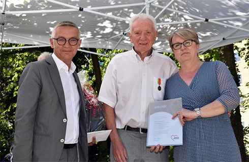 Die Vorsitzende der AWO Bezirksverband Niederrhein, Britta Altenkamp, und der Geschäftsführer der AWO Essen, Oliver Kern, bei der Übergabe der Verdienstmedaille an Klaus Johannknecht.