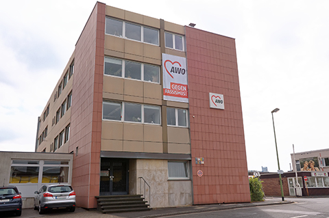 Das Foto zeigt die Bezirksgeschäftsstelle der AWO Niederrhein mit einem Banner "AWO gegen Rassismus."