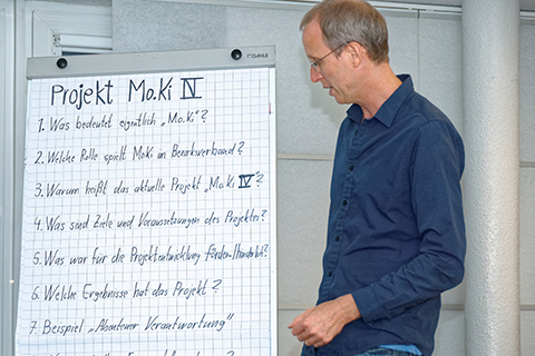 Dr. Michael Maas, Abteilungsleiter Jugendhilfe, führt in das Projekt Mo.Ki IV ein.