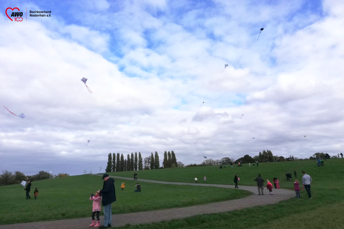 Das Foto zeigt Drachen am Monheimer Himmel.