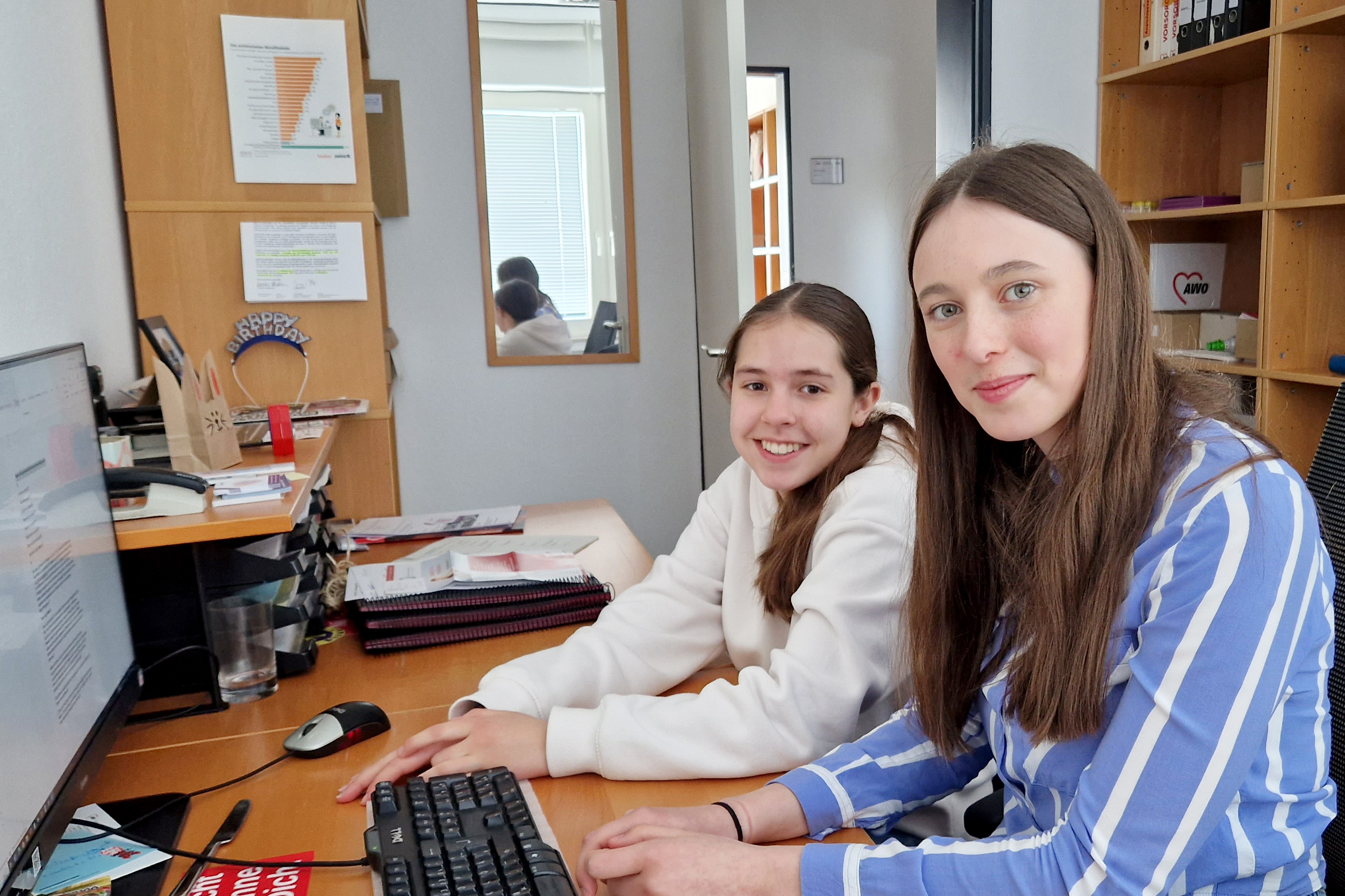 Auf dem Foto sieht man Lilli und Luisa beim Erstellen einer Meldung über ihre Girls' Day Erfahrungen