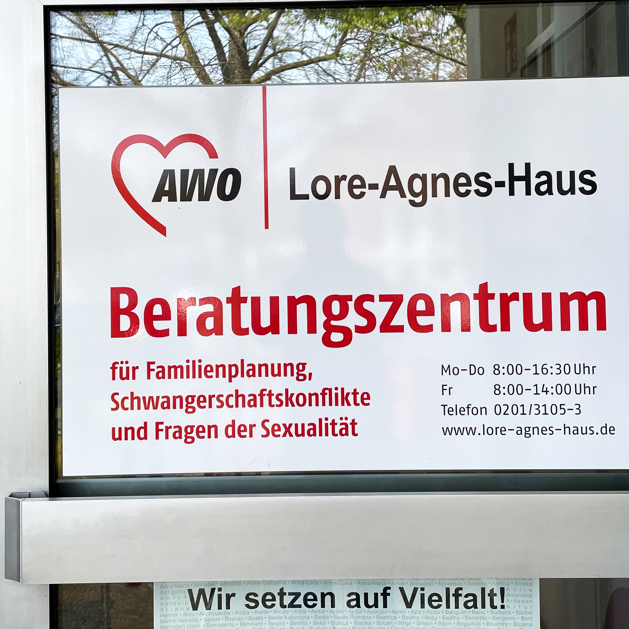 Das Foto zeigt ein Türschild des AWO Lore-Agnes-Hauses.