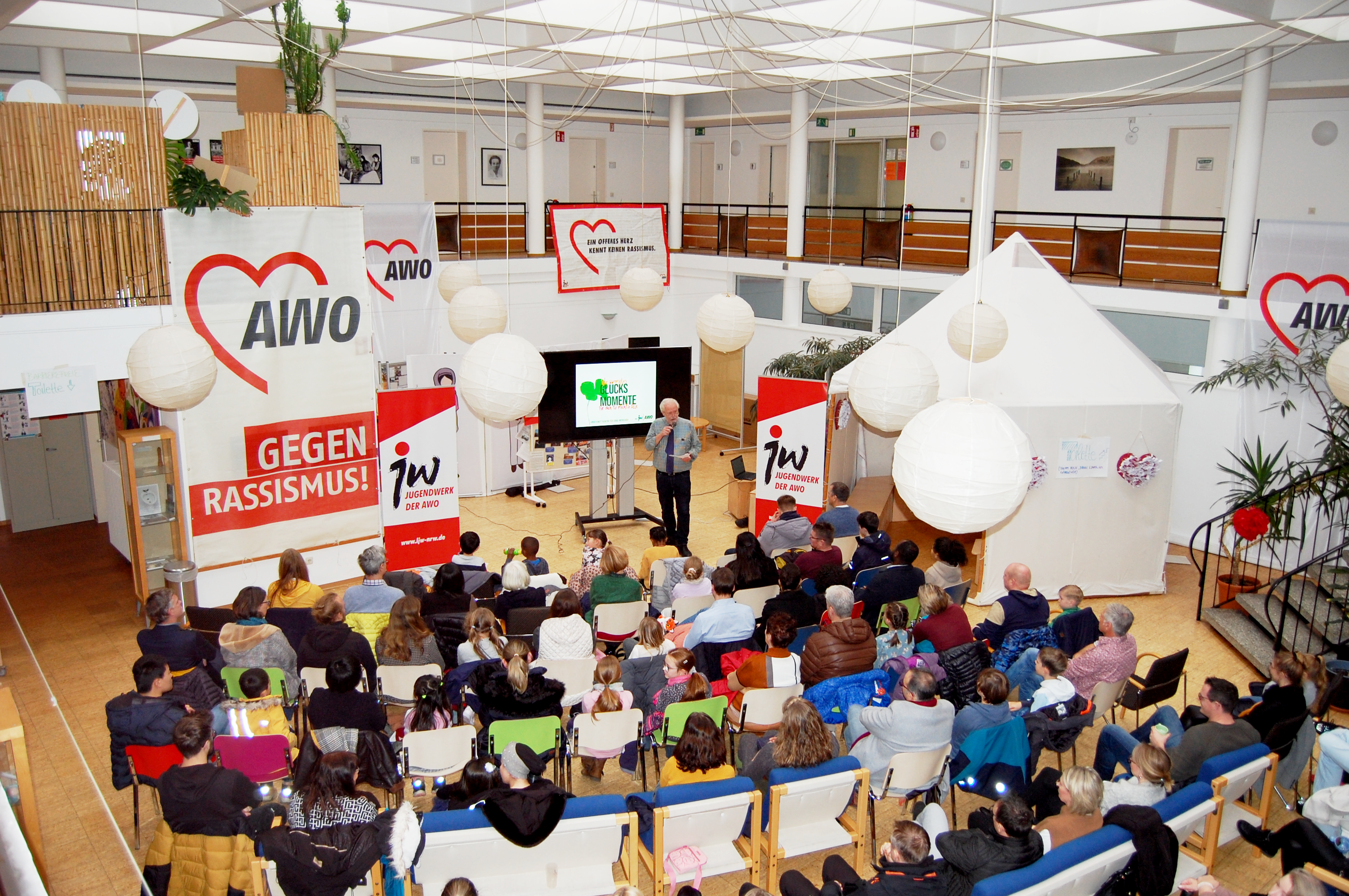 Das Foto zeigt die Preisverleihung im Lore-Agnes-Haus