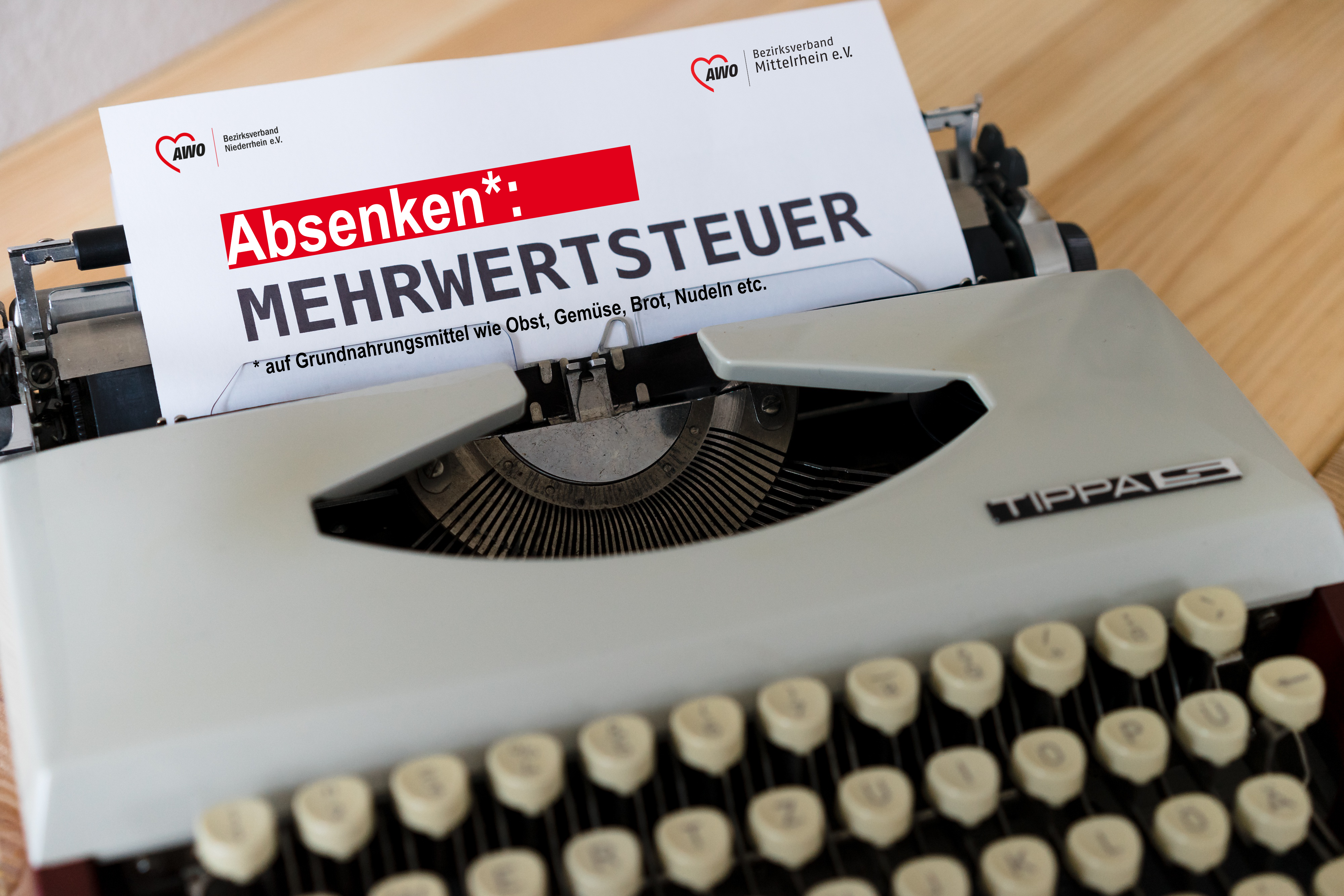 Das Foto zeigt eine Schreibmaschine mit der Schrift: Absenken*: Mehrwertsteuer *auf Grundnahrungsmittel