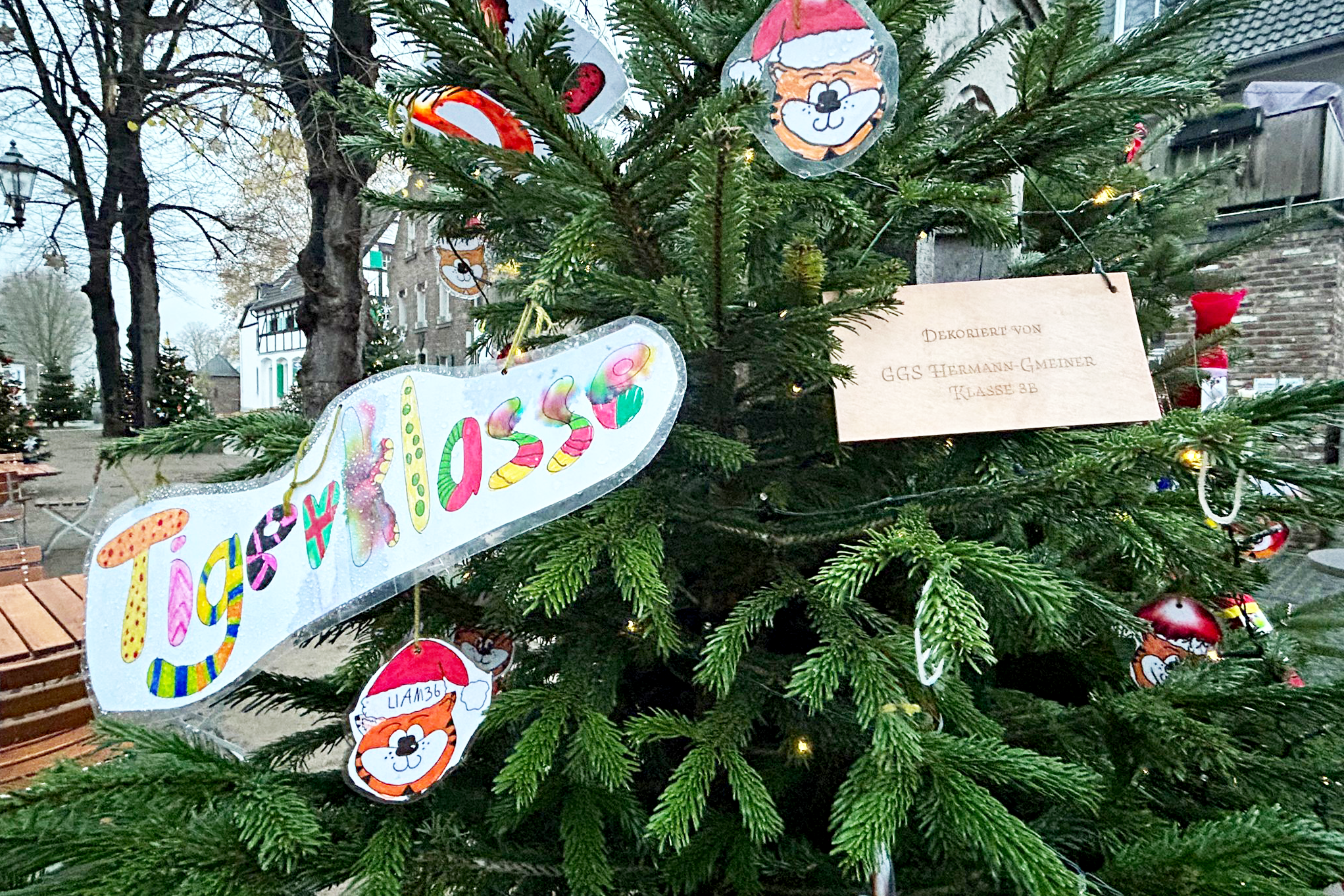 Das Foto zeigt einen geschmückten Tannenbaum.