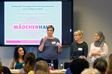 Nicola Völckel, Leiterin des Lore-Agnes-Haus, begrüßt die Teilnehmer*innen der Fachtagung zum Thema Zwangsheirat