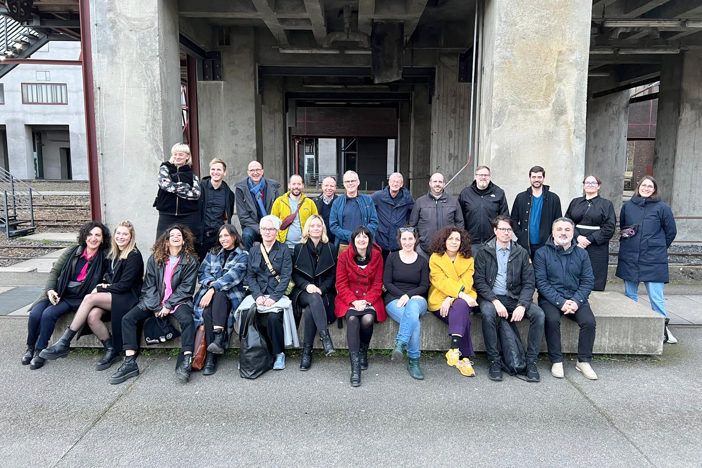 Das Foto zeigt die AK-Mitglieder auf dem Gelände der Zeche Zollverein