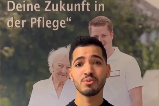 Das Foto zeigt Hassan Laabidi vor der einem Roll-Up